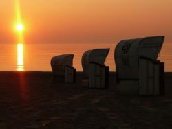 Sonnenuntergang hinter Strandkörben